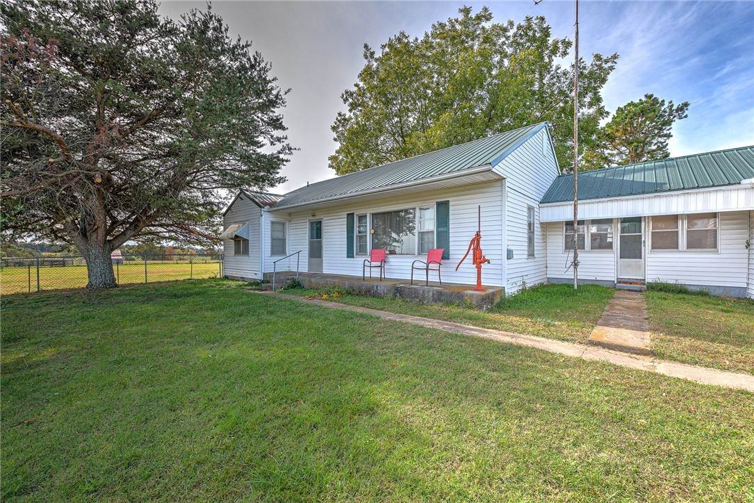 14. Single Family Homes for Sale at 915 Madison 8735 Huntsville, Arkansas 72740 United States