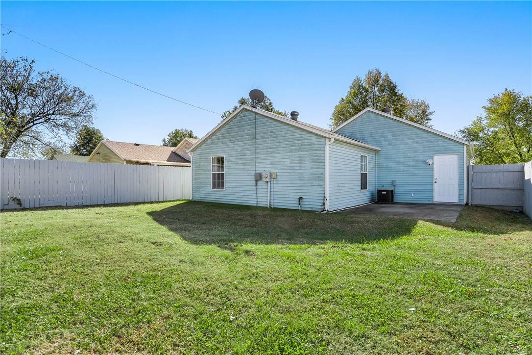 17. Single Family Homes for Sale at 105 E Magnolia Street Rogers, Arkansas 72756 United States