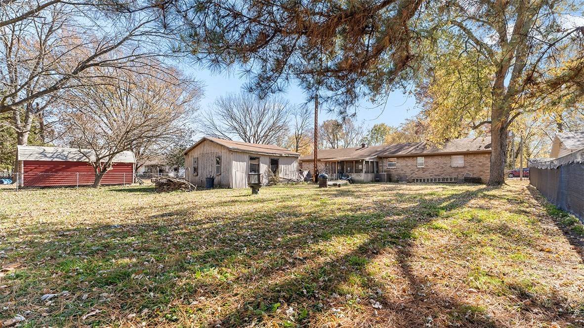 13. Single Family Homes for Sale at 203 SE 12th Street Bentonville, Arkansas 72712 United States